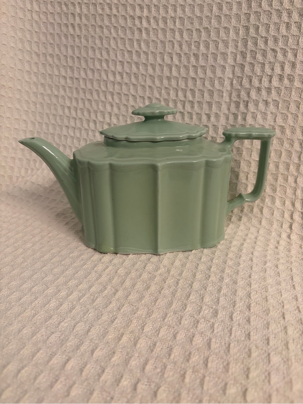 Vintage Hall 1940’s Victorian Collection Mint Green Benjamin Scalloped Teapot